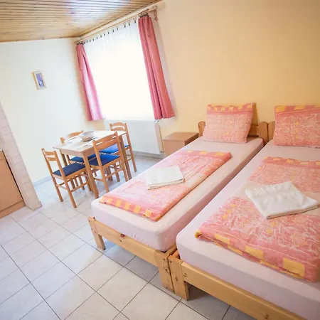 Hajduboeszoermenyi Termalkemping Es شقة *