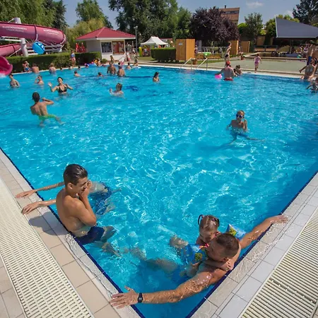 Hajduboeszoermenyi Termalkemping Es شقة
